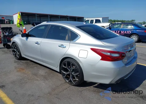 2018 Nissan Altima 2.5/S/Sv/Sl/Sr z USA, uszkodzony, nr VIN 1N4AL3AP0JC246884